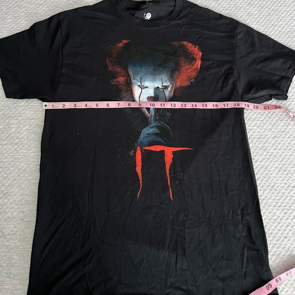 IT Penny Wise Black Graphic Short Sleeve T-Shirt size Medium (New in bag) - Picture 6 of 9